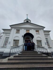 Прогулка в компании хороших друзей – отличный способ поднять себе настроение даже в пасмурную погоду!