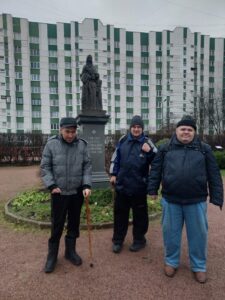 Прогулка в компании хороших друзей – отличный способ поднять себе настроение даже в пасмурную погоду!
