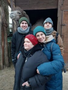 Небольшая прогулка и общение с животными помогут поднять настроение даже в прохладный зимний день!