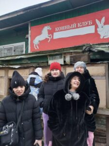 Небольшая прогулка и общение с животными помогут поднять настроение даже в прохладный зимний день!