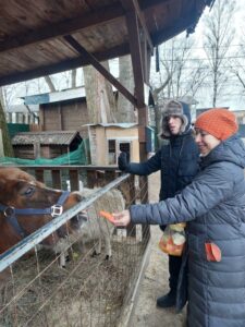 Небольшая прогулка и общение с животными помогут поднять настроение даже в прохладный зимний день!