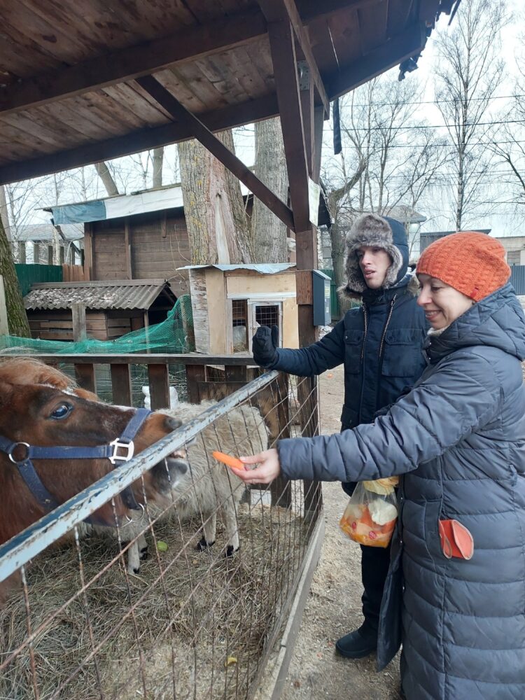 Небольшая прогулка и общение с животными помогут поднять настроение даже в прохладный зимний день! Небольшая прогулка и общение с животными помогут поднять настроение даже в прохладный зимний день!