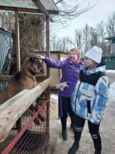 Небольшая прогулка и общение с животными помогут поднять настроение даже в прохладный зимний день!