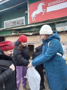 Небольшая прогулка и общение с животными помогут поднять настроение даже в прохладный зимний день!