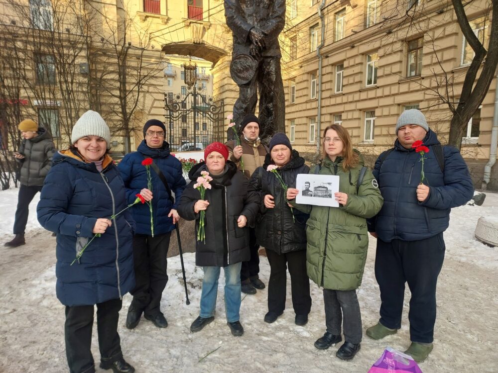 Прогулка к памятнику легендарному моряку-подводнику Александру Ивановичу Маринеско