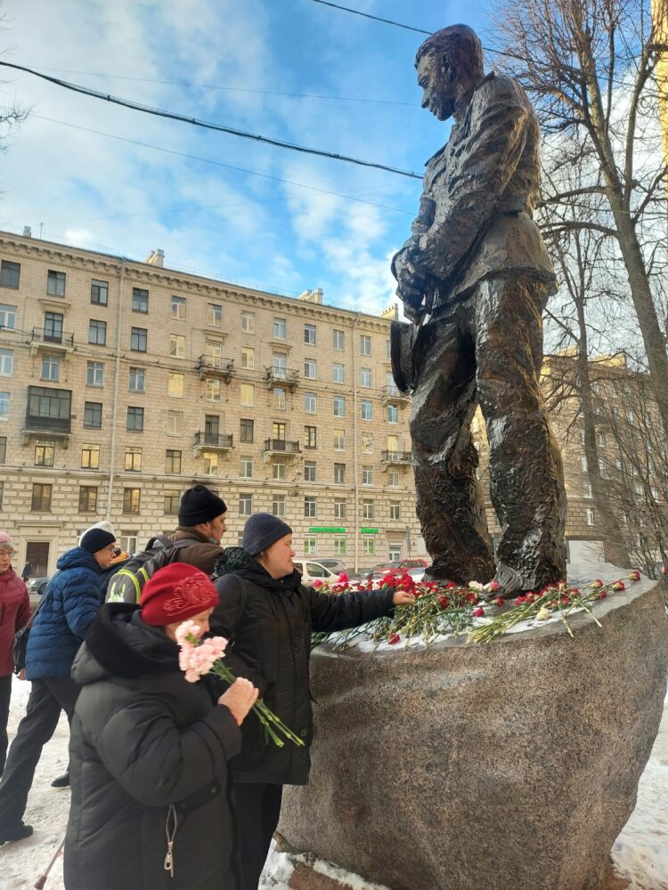 Прогулка к памятнику легендарному моряку-подводнику Александру Ивановичу Маринеско