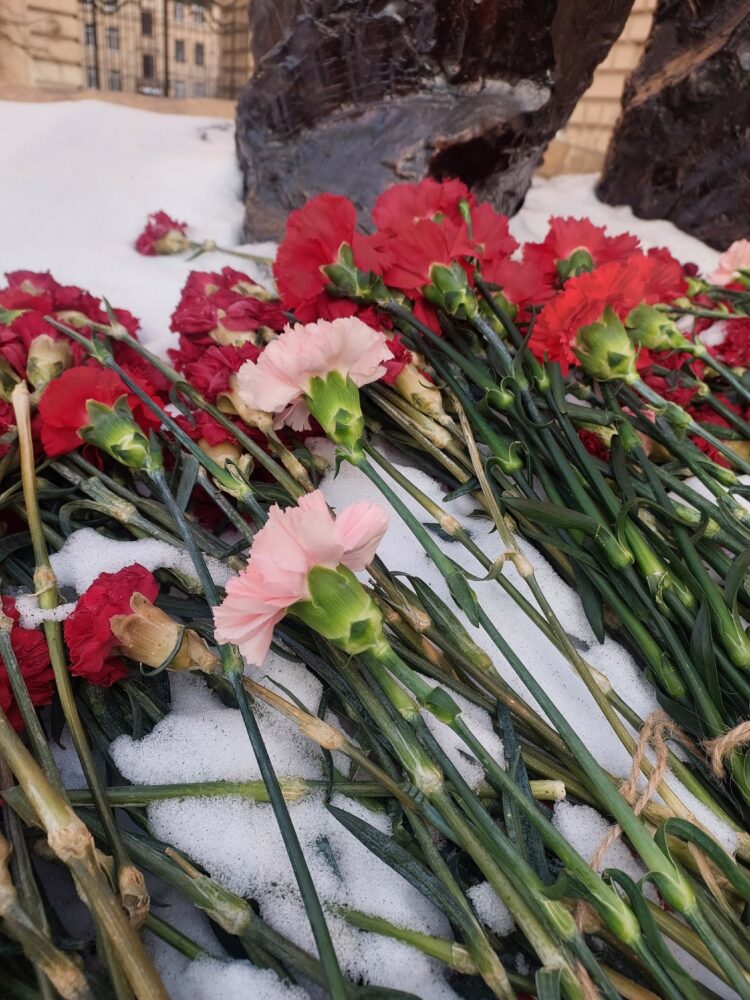 Прогулка к памятнику легендарному моряку-подводнику Александру Ивановичу Маринеско