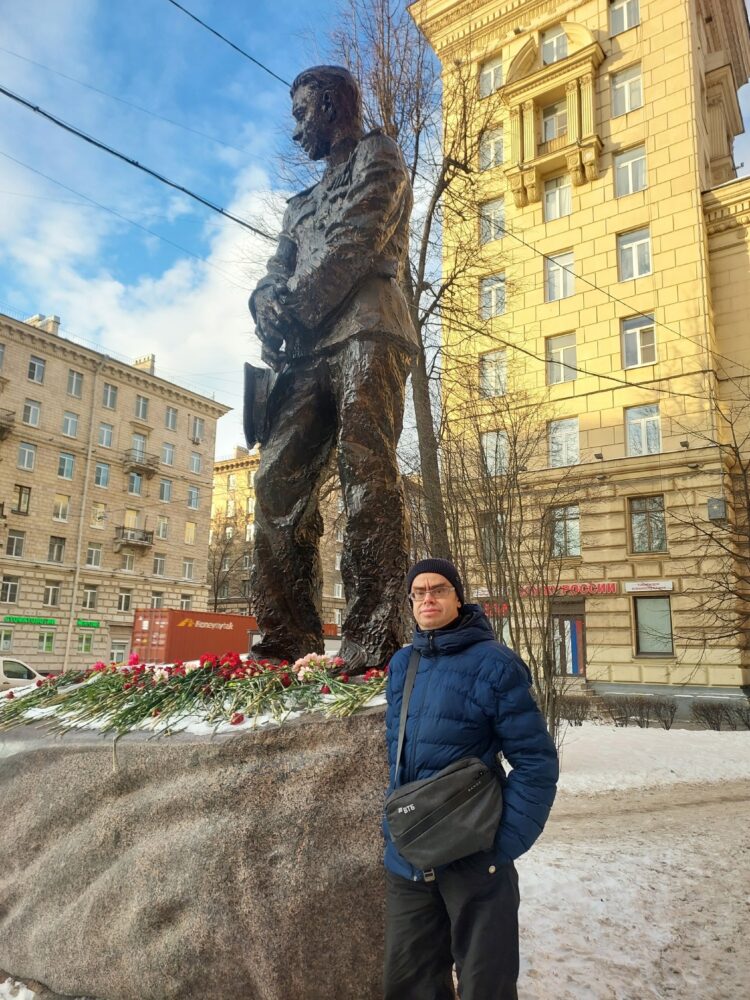 Прогулка к памятнику легендарному моряку-подводнику Александру Ивановичу Маринеско